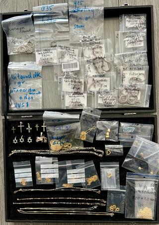 Diverse gouden en zilveren sierraden nieuw en gebruikt.