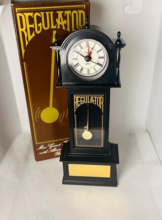 Regulator bureau klok met zwaaiende pendulum