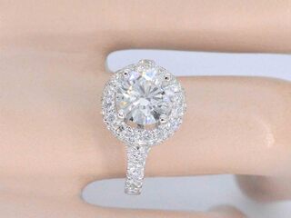 Witgouden entourage ring met een briljant geslepen diamant 2.00 carat