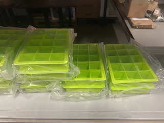 3x Inhoud stellingvak w.o. siliconen ijsblokjesvormen w.o. Levivo