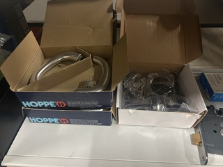 3x Inhoud stellingvak w.o. deurbeslag en elektronica w.o. Hoppe, SLV,