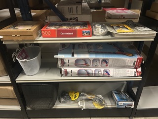 3x Inhoud stellingvak w.o. speelgoed w.o. Basil, Disney Pixar Cars, De