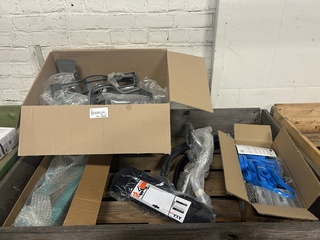 Partij fiets artikelen en onderdelen w.o. AXA, Schwalbe, XLC