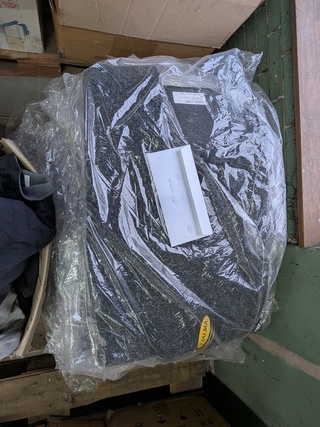 Diverse werkkleding en cabinematten