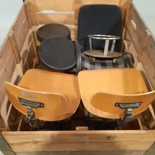 2x Kruk, 2x werkplaatskruk en 1x autostoel