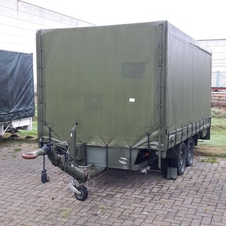 Huifaanhanger met diverse apparatuur