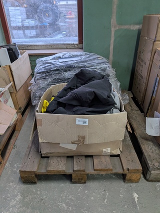 Diverse werkkleding en cabinematten