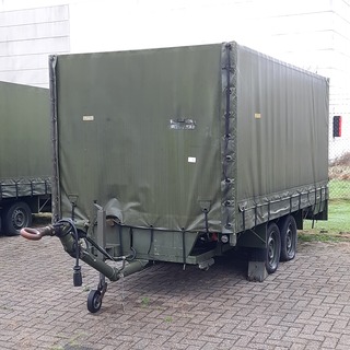 Huifaanhanger met diverse apparatuur