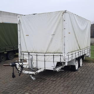 Huifaanhanger met diverse apparatuur