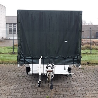 Huifaanhanger met diverse apparatuur