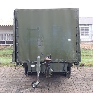 Huifaanhanger met diverse apparatuur