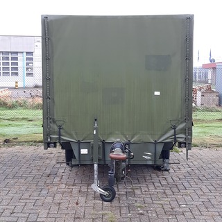 Huifaanhanger met diverse apparatuur