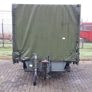 Huifaanhanger met diverse apparatuur