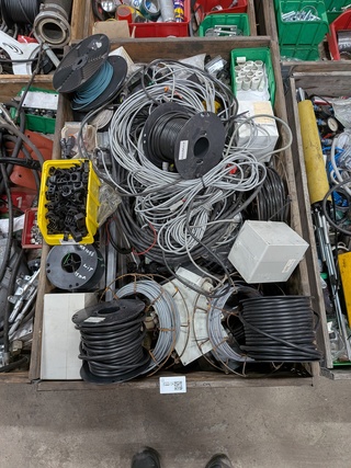 Diverse bekabeling en bedieningskasten