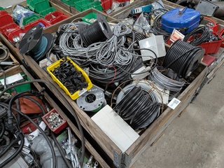 Diverse bekabeling en bedieningskasten