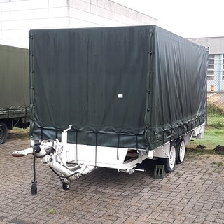 Huifaanhanger met diverse apparatuur