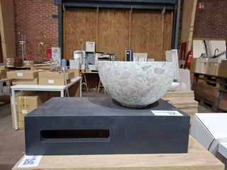 Fonteinkom op schap mat zwart