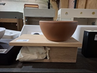 Fontein op schap rode aarde