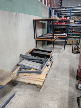 Diverse bureautafels in onderdelen