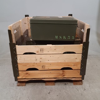 2x Hydrauliekpomp, 2x voedselcontainer en 1x transportkist