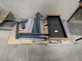 Diverse bureautafels in onderdelen