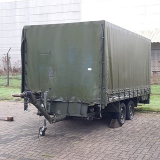 Huifaanhanger met diverse apparatuur