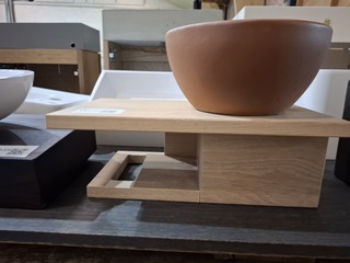 Fontein op schap rode aarde