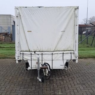 Huifaanhanger met diverse apparatuur