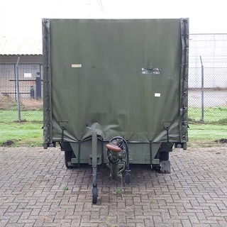 Huifaanhanger met diverse apparatuur