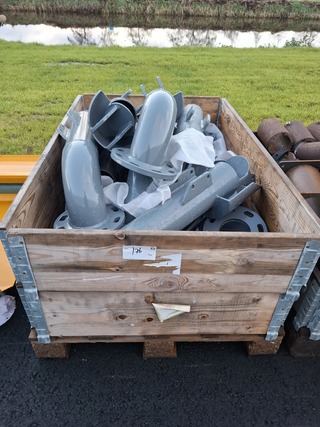 2x Pallet o.a. buis met flens, pakkingen