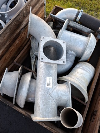 Pallet met o.a. buismateriaal