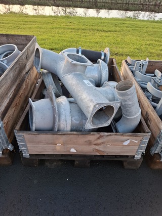 Pallet met o.a. buismateriaal