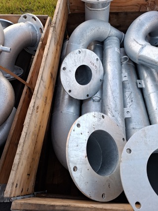 Pallet met o.a. buis met flens