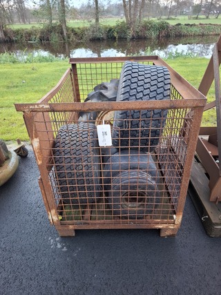 Gitterbox met diverse banden op velg