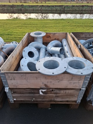 Pallet met o.a. buis met flens