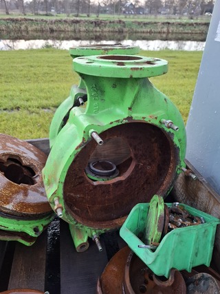 4x Pallet met o.a. Bauer onderdelen