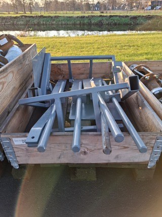 Pallet met halffabricaat t.b.v. Viktor waterpomp