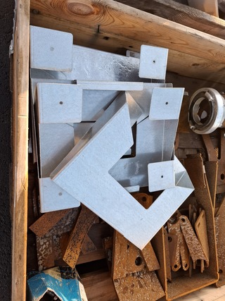 Pallet met diverse metaal/halffabricaten