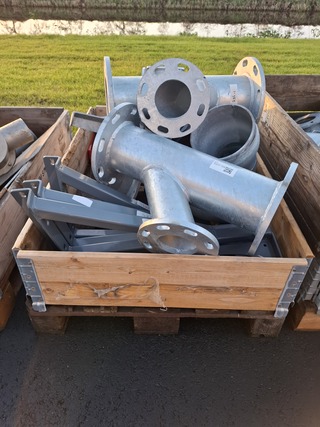 Pallet met o.a. flenzen
