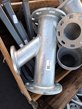 Pallet met o.a. flenzen