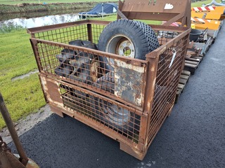 Gitterbox met diverse banden op velg