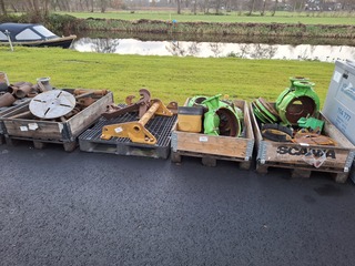 4x Pallet met o.a. Bauer onderdelen