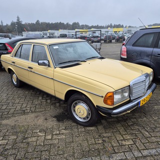 Personenauto Mercedes-Benz, 200 D, geel, bouwjaar 1980