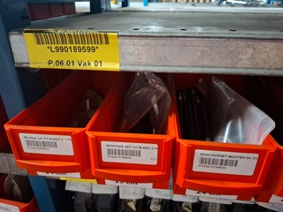 Diverse ijzerwaren o.a. kijkglazen, afsluiters