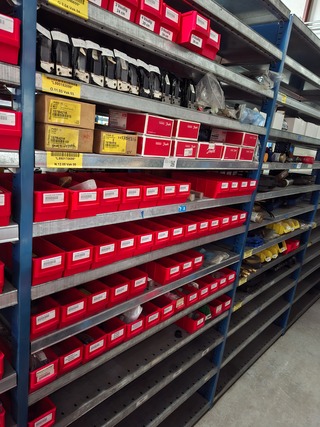 Diverse ijzerwaren o.a. kijkglazen, afsluiters