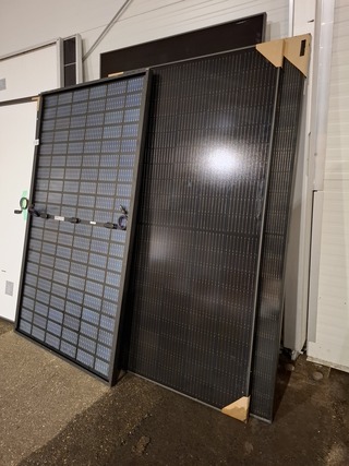 Ca. 20x Diverse zonnepanelen o.a. Hyundai, DMEGC, TW solar