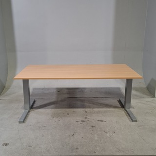 Ca. 27x Bureau, 2x bureaustoel en 1x tafel, O.a.  Gispen