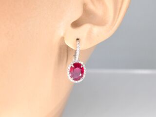 Witgouden entourage oorbellen met diamanten en robijn