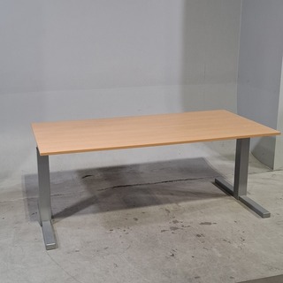 Ca. 27x Bureau, 2x bureaustoel en 1x tafel, O.a.  Gispen