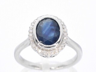 Witgouden entourage ring met diamanten en saffier